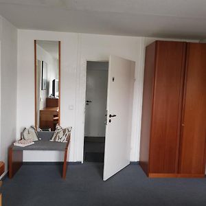 Zimmer mit zwei Einzelbetten
